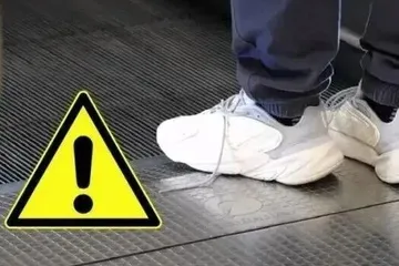 年輕情侶自動(dòng)扶梯上接吻，動(dòng)作幅度過大，險(xiǎn)些重重摔下......