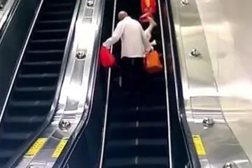 一天內(nèi)兩起驚險(xiǎn)事故乘坐自動(dòng)扶梯這些細(xì)節(jié)別忽視