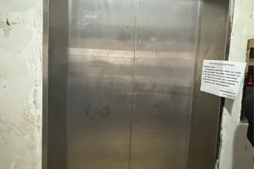 南寧一小區(qū)有電梯停運(yùn)40天，業(yè)主只能爬樓！新電梯到貨一個(gè)月卻仍未安裝